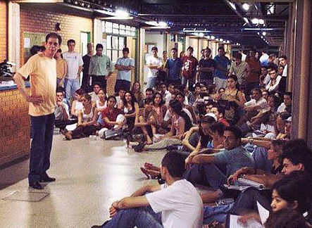 Em 2004, diante da falta de salas, o professor JEF lecionou sua aula no corredor do Bloco VI.